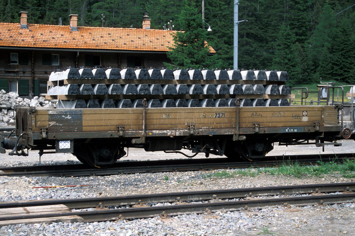 9463101-0m RhB 7371 Niederbordwagen mit Betonschwellenladung_Bemo