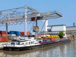 Barge Schiff Hafen Containerkran_Swisterminal