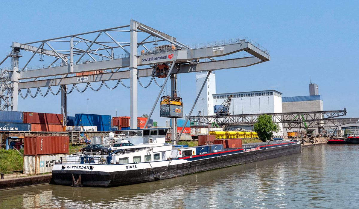 Barge Schiff Hafen Containerkran_Swisterminal