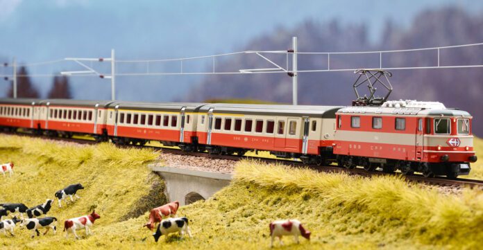 N-T16883 Minitrix SBB Re 44 II 11141 Swiss-Express_Maerklin_1 24