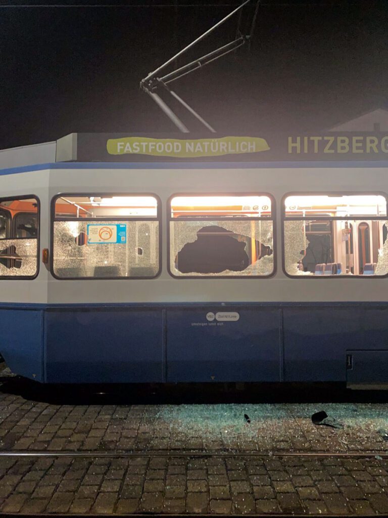 Sachschaden-Tram VBZ 2407_Stapo ZH_27 1 24