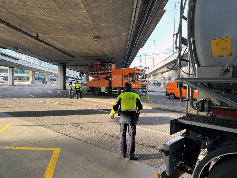 Basel Lastwagen riss Fahrleitung herunter_Kapo BS_20 2 24