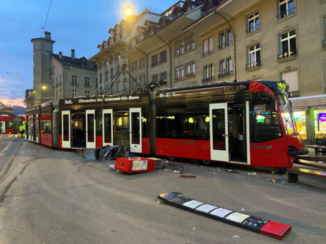 Bern, Kornhausplatz: BERNMOBIL-Combino entgleist
