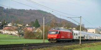 Lokomotive Re 460 und Zug IC2000 modernisiert_SBB CFF FFS