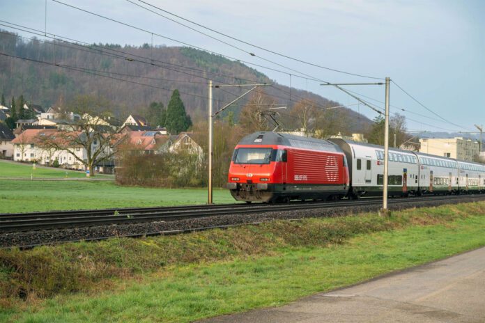Lokomotive Re 460 und Zug IC2000 modernisiert_SBB CFF FFS
