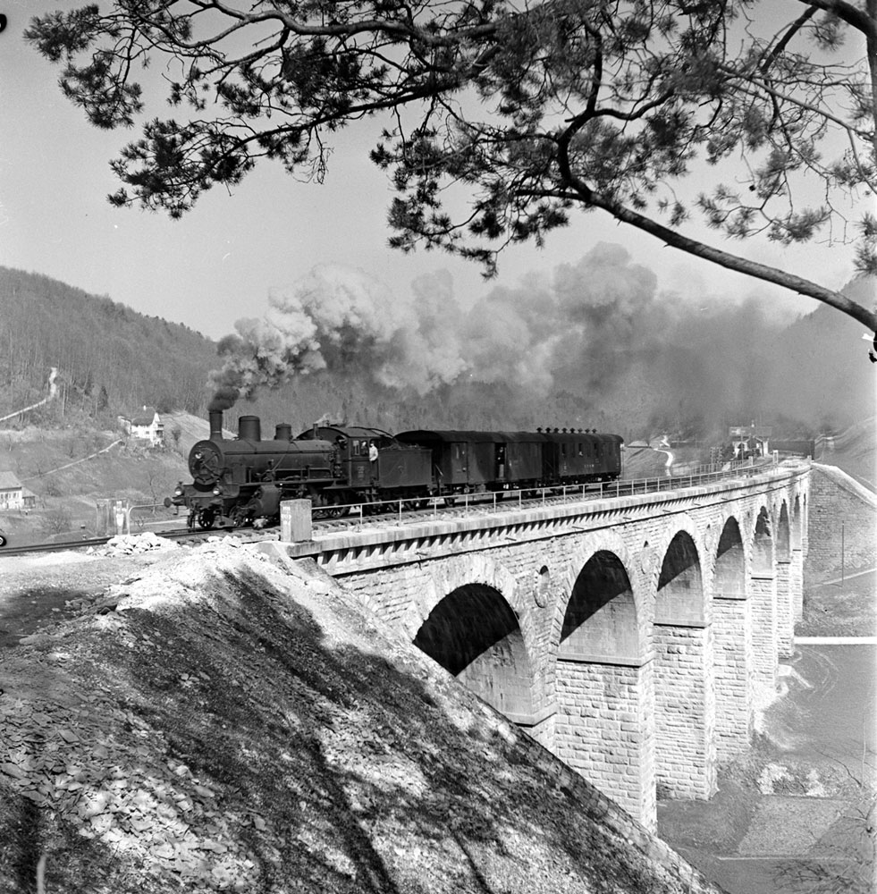 Rümlinger Viadukt, B 3/4 mit Gepäck- und Personenwagen