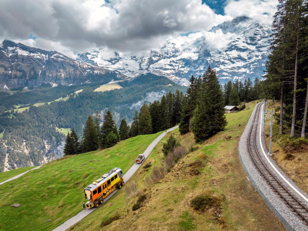BLM-Rollmaterial von der Strasse auf die Schiene Nähe Winteregg_jungfrau ch_13 5 24