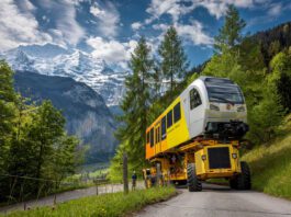 BLM-Rollmaterialtransport auf enger Strasse_jungfrau ch_13 5 24