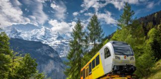 BLM-Rollmaterialtransport auf enger Strasse_jungfrau ch_13 5 24