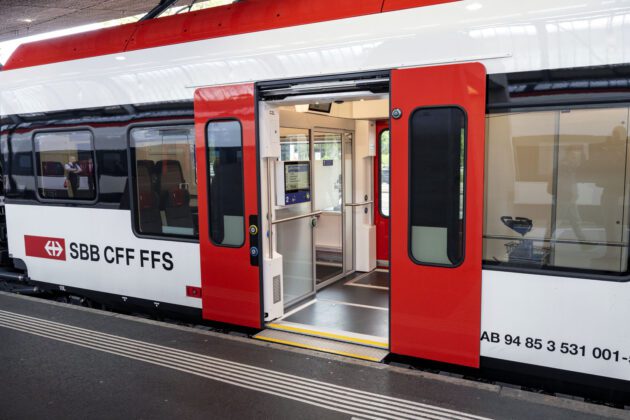 Flirt-Evo- RABe 531 001 Zuerich HB Einstieg Tuer_SBB CFF FFS Dario Haeusermann_13 5 24