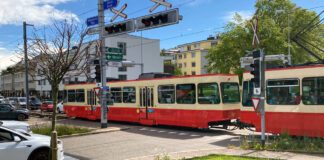 Bahnuebergang-Raellikerstrasse_Forchbahn
