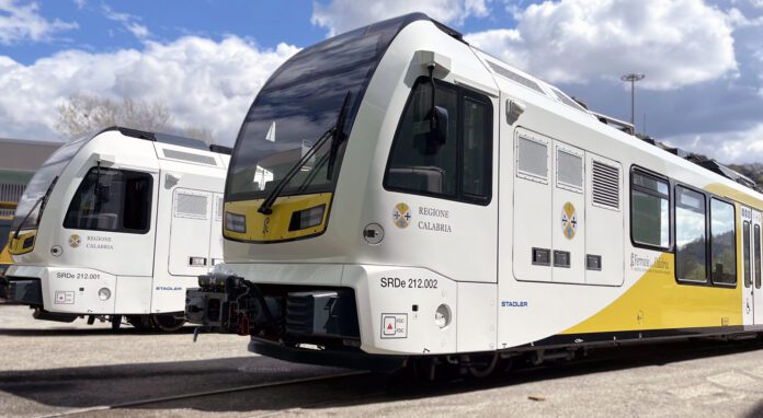 Italien FdC diesel-elektrischer Meterspurtriebzug 2_Stadler_19 3 24