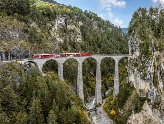 Cabrio-Landwasserwelt-Viaduktshuttle_RhB Andrea Badrutt_30 9 24 Cabrio-Landwasserwelt-Viaduktshuttle_RhB Andrea Badrutt_30 9 24