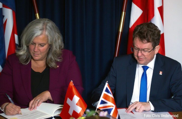 Direkte Bahnverbindung Schweiz–London Unterzeichnung_Chris-Underwood_8 5 25