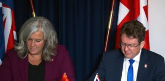 Direkte Bahnverbindung Schweiz–London Unterzeichnung_Chris-Underwood_8 5 25